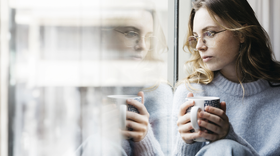 Proč ztráta bolí víc než zisk a co to dělá s našimi volbami